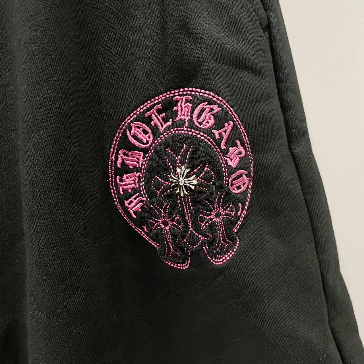 P190 chrome hearts/Chrome hearts pure cotton terry fabric shorts, three-dimensional Sanskrit cross hardware embroidery🪡LOGO logo, official synchronization, high version, high quality, fashionable personality, versatile trend, pure original quality, original fabric, tag, collar label, washed wheat, complete three standards, color: black, white, apricot. Size: S-XL